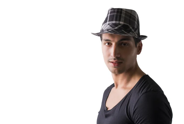 Giovane con t-shirt scura e cappello a quadretti in bianco e nero — Foto Stock