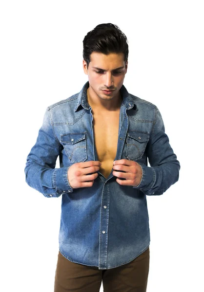 Jovem latino abrindo camisa jeans no peito nu — Fotografia de Stock