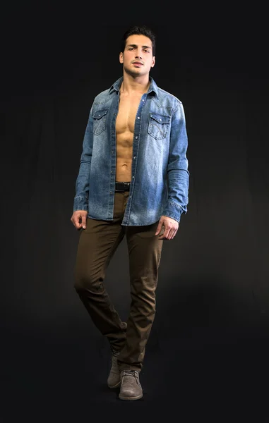 Junger Mann trägt Jeanshemd offen auf nackter Brust — Stockfoto