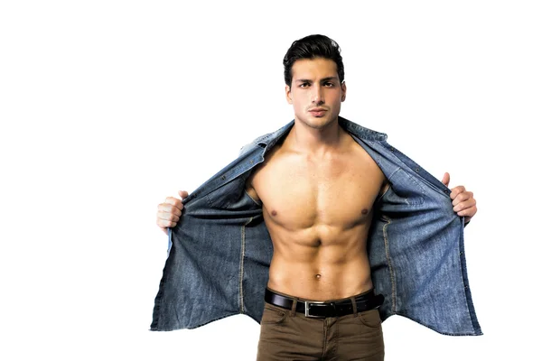 Jeune homme latin ouvrant chemise en denim sur poitrine nue — Photo
