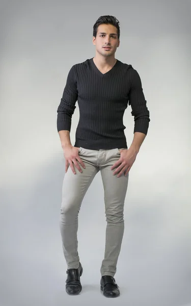 Full body photo of young man standing on grey background — Stock Photo, Image