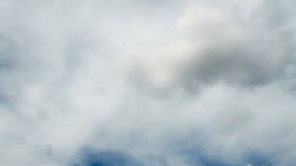 Nuages blancs avec ciel bleu en arrière-plan — Video
