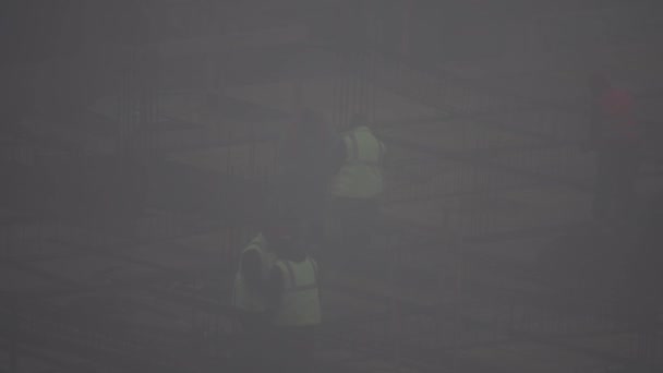 Trabalhadores Topo Canteiro Obras Denso Nevoeiro Manhã Outono — Vídeo de Stock