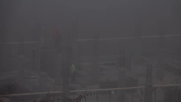 Trabalhadores Topo Canteiro Obras Denso Nevoeiro Manhã Outono — Vídeo de Stock