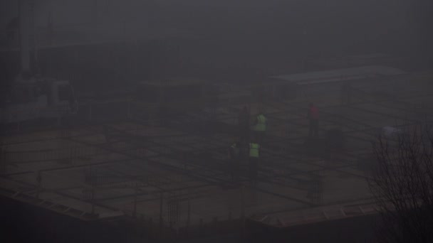 Рабочие Строительной Площадке Густом Осеннем Тумане — стоковое видео