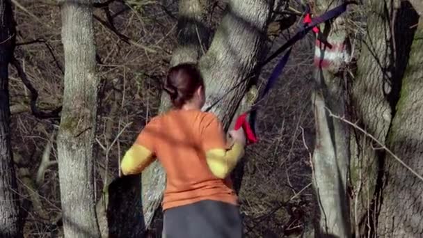 户外运动的女人用桁架带进行伸展运动 暂停培训 — 图库视频影像