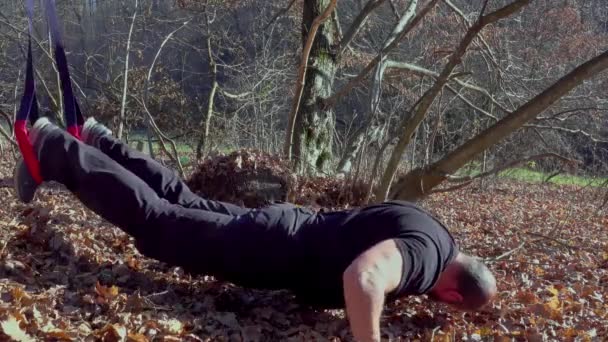 Homem Treino Livre Exercício Alongamento Usando Tiras Trx Formação Regime — Vídeo de Stock