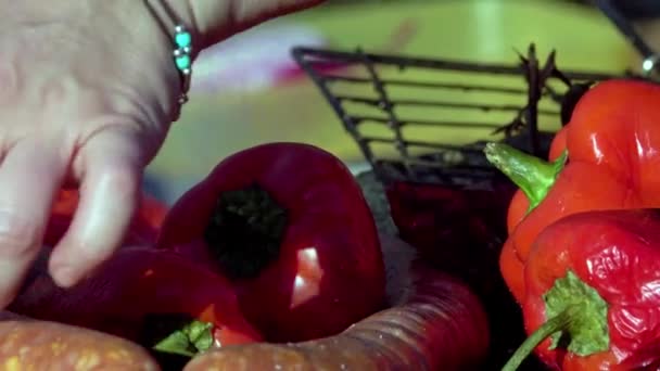 Świeżo Krojone Marynowane Warzywa Kiełbaski Grillu Pieczone Nad Grillem Węglowym — Wideo stockowe