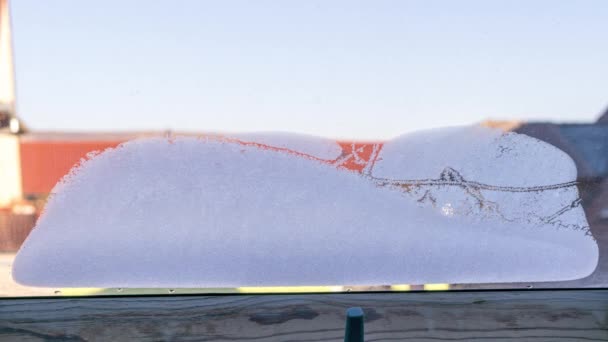 Donmuş Pencereden Kış Sabahına Kadar Manzara Buzları Eriterek Gün Doğumu — Stok video