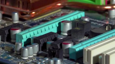 Yüksek performanslı kişisel bilgisayar monte ediliyor, ana kart soketine donanım yerleştiriliyor, arka planda PC dosyası açılıyor, alanın derinliği