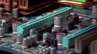 Yüksek performanslı kişisel bilgisayar monte ediliyor, ana kart soketine donanım yerleştiriliyor, arka planda PC dosyası açılıyor, alanın derinliği