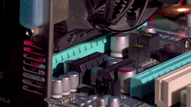 Montagem Computador Pessoal Alto Desempenho Inserindo Hardware Tomada Placa Mãe — Vídeo de Stock