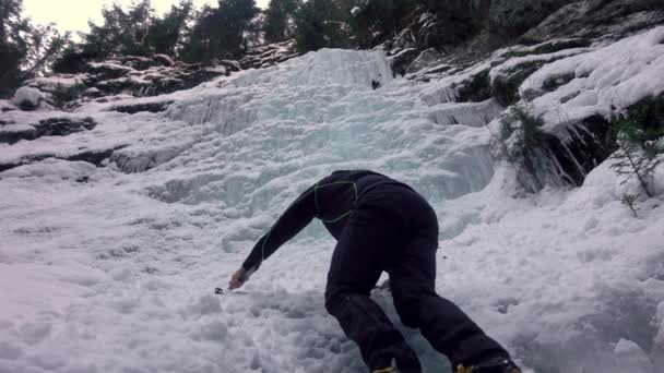 Uomo Arrampicata Congelato Ghiaccio Iniziare Scalare Martello Mano Ramponi Stivali — Video Stock