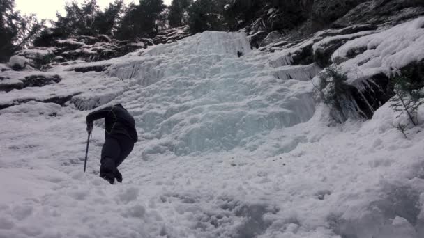 Hombre Escalada Congelado Hielo Empezar Escalada Martillo Mano Crampones Botas — Vídeo de stock