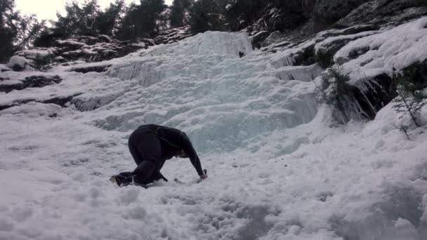 Adam Donmuş Buza Tırmandı Elinde Çekiçle Botlara Tırmanmaya Başladı — Stok video