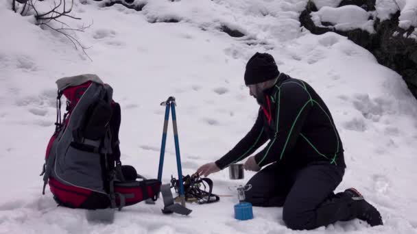 Uomo Che Cucina Prima Colazione Campeggio Invernale Nelle Montagne Innevate — Video Stock