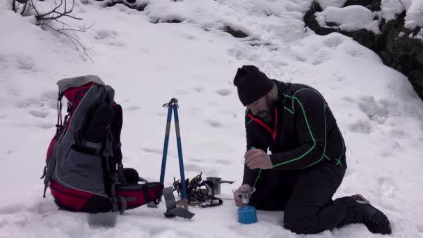 Hombre Cocinando Desayuno Camping Invierno Las Montañas Nevadas — Vídeo de stock