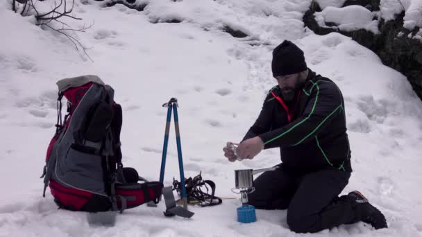 一个人在雪山的冬野营里做早餐 — 图库视频影像