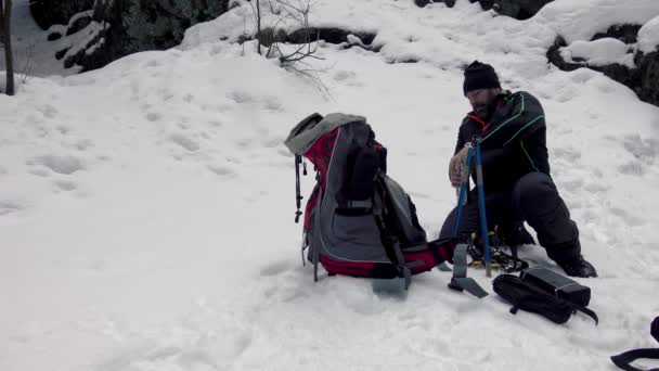 Uomo Che Beve Cofee Campeggio Invernale Sulle Montagne Innevate — Video Stock