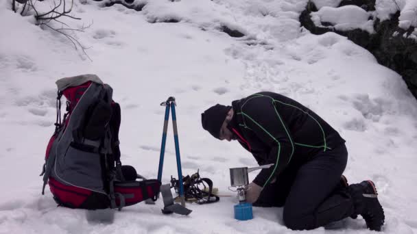 Uomo Che Cucina Prima Colazione Campeggio Invernale Nelle Montagne Innevate — Video Stock