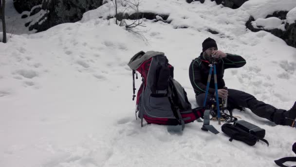 一个人在雪山的冬季露营地喝酒 — 图库视频影像