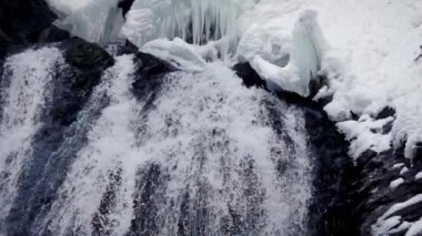 Şelale Şelaleleri ve Buz Sarkıtları ile Kış Süreleri. yavaş çekim