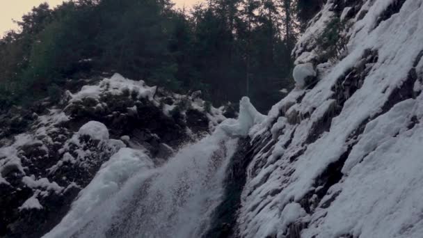 Zimowy Upływ Czasu Wodospad Wodospadami Soplami Lodowymi Zwolniony Ruch — Wideo stockowe