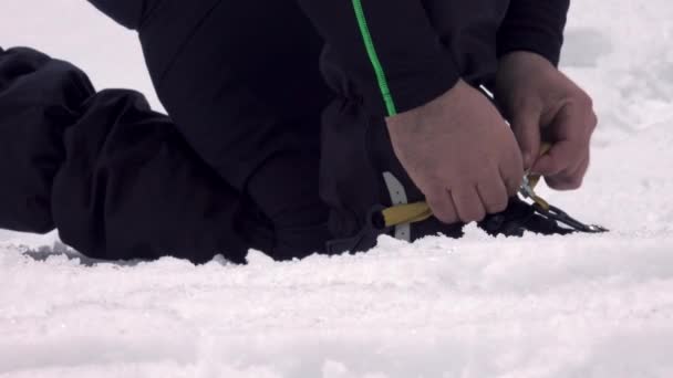 Homem Montanha Colocando Rampons Gelo Preparando Para Escalada — Vídeo de Stock