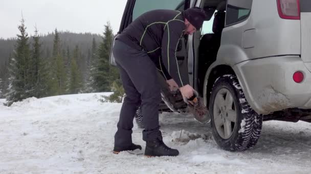 Adam Kış Yürüyüşü Için Hazırlanıyor Arabanın Yanında Kış Havası — Stok video