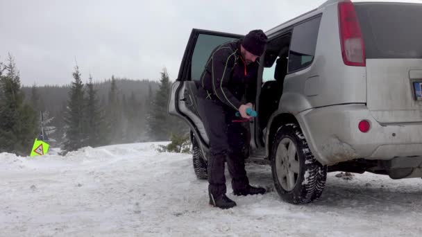 Άνθρωπος Ετοιμάζεται Για Χειμερινή Πεζοπορία Κοντά Στο Αυτοκίνητο Χειμερινός Καιρός — Αρχείο Βίντεο