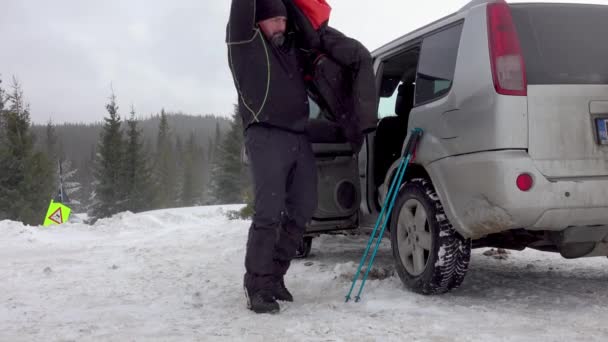 男子准备冬季远足 在汽车附近 冬季天气 — 图库视频影像