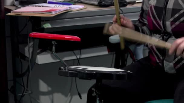 ドラム練習パッドで練習している女性 音楽家の練習 — ストック動画