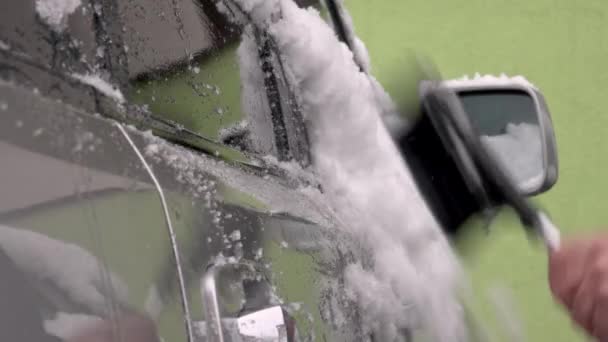 Άνθρωπος Καθαρισμού Παρμπρίζ Αυτοκινήτου Από Χιόνι Και Πάγο Μετά Από — Αρχείο Βίντεο