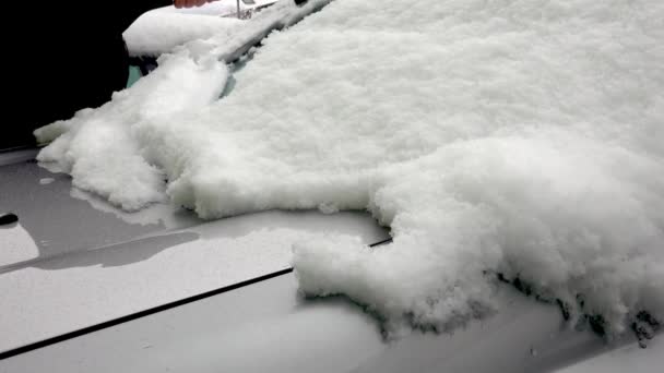 Adam Kar Kar Fırtınasından Sonra Arabanın Camını Temizliyor — Stok video