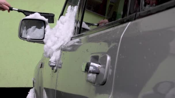 Человек Очищает Лобовое Стекло Снега Льда После Снежной Бури — стоковое видео