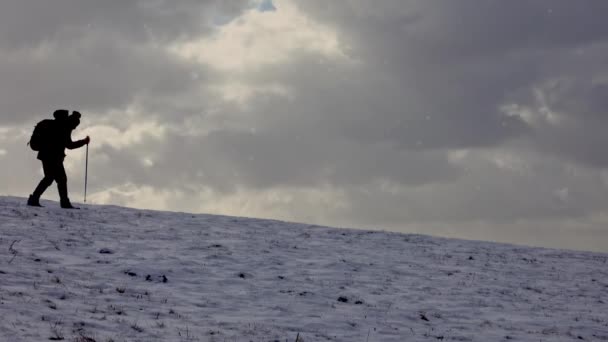 Человек Снежной Метели Холодные Зимние Походы Ходячий Мужчина Гора Людей — стоковое видео