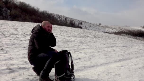 Чоловік Захищає Крем Обличчі Перед Зимовим Походом Підготовка Холодної Погоди — стокове відео