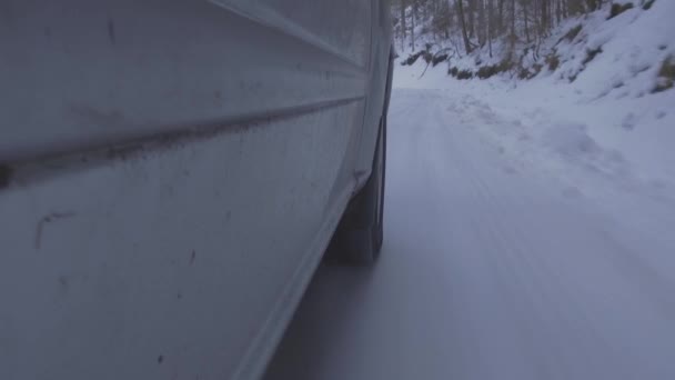 Kar Yolunda Araba Tekerleği Kış Dağı Yolu — Stok video