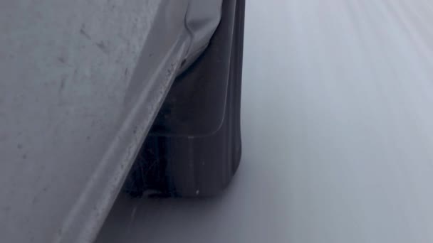 Auto Kolo Při Jízdě Sněhové Silnici Zimní Horská Cesta — Stock video