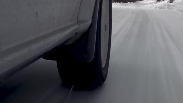 雪道を運転しながら車のホイール 冬の山道 — ストック動画