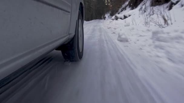 Rueda Coche Mientras Conduce Snow Road Camino Montaña Invierno — Vídeo de stock