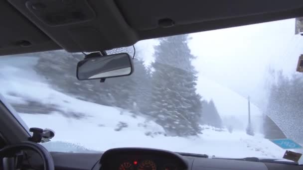 Carro Condução Nevasca Luz Dia — Vídeo de Stock