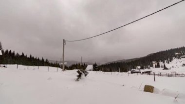 Kar fırtınası ve güçlü kar fırtınası Kışın dağ sıraları