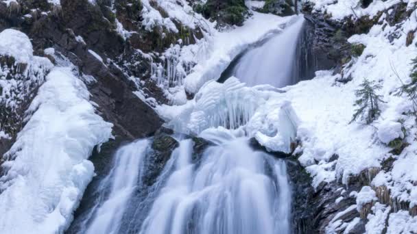 冬季瀑布时间与瀑布和冰柱一起消逝 — 图库视频影像
