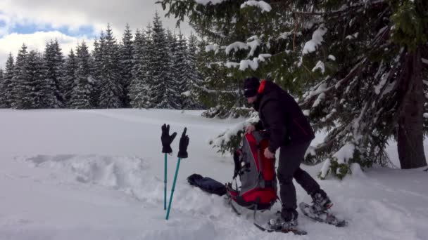 冬のハイキングのために準備している男 冬の天候 — ストック動画