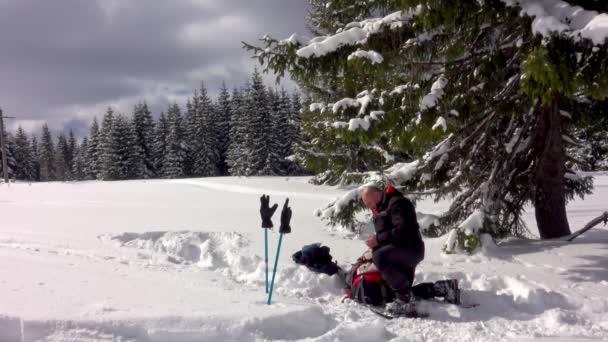 Hiker Pone Crema Protección Cara Antes Caminata Invierno Preparación Para — Vídeos de Stock