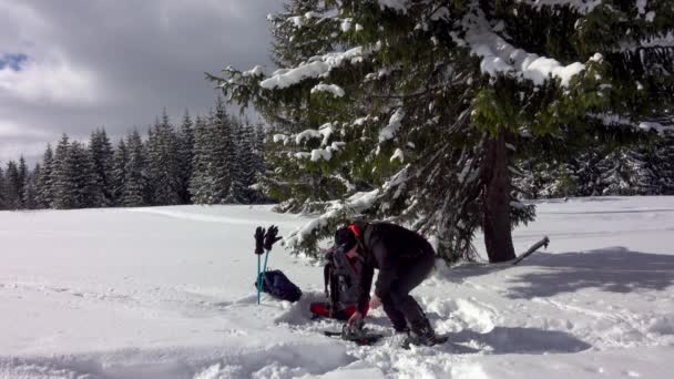 冬のハイキングのために準備している男 冬の天候 — ストック動画