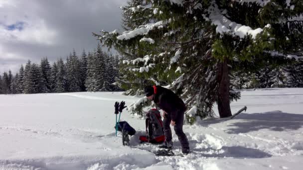 Homme Prépare Pour Randonnée Hivernale Météo Hivernale — Video