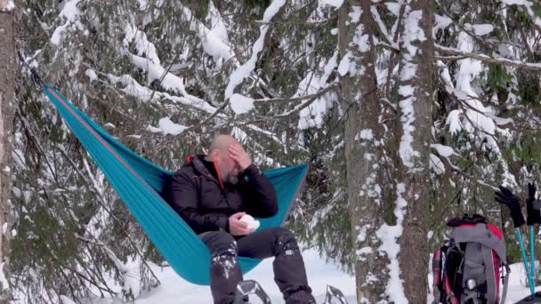 Excursionista Hamaca Pone Crema Protección Cara Antes Caminata Invierno Preparación — Vídeos de Stock
