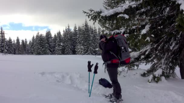 Glücklicher Wanderer Mit Headset Schneeschuhen Und Rucksack Der Durch Den — Stockvideo
